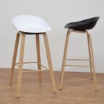 Banqueta Hay con patas de madera y asiento de polipropileno. Disponible en blanco, negro o gris. 