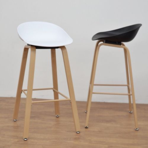 Banqueta Hay con patas de madera y asiento de polipropileno. Disponible en blanco, negro o gris. 