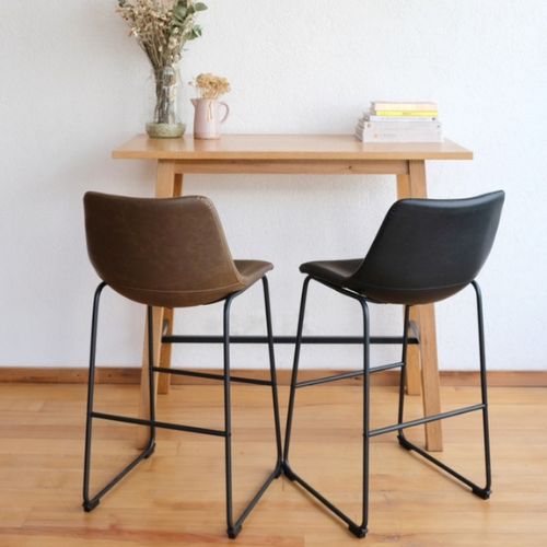 Banqueta de diseño industrial, asiento tapizado en ecocuero y estructura en hierro Disponible en tapizado de ecocuero negro y marrón.