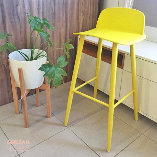 Banqueta nerd con asiento y respaldo de polipropileno y patas de hierro.