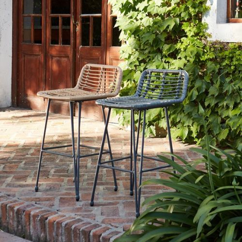 Banqueta Tamarindo de exterior. Con base de metal y asiento de ratan sintético. Resistente a la intemperie