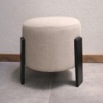 Puff Morton apilable madera clara, tapizado en beige, rojo, grís o verde y patas madera