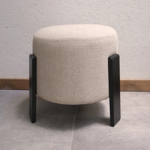 Puff Morton apilable madera clara, tapizado en beige, rojo, grís o verde y patas madera