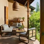 Set de exterior de 4 piezas. Incluye dos sillones de dos cuerpos, un sillón individual, mesa ratona y almohadones color gris.