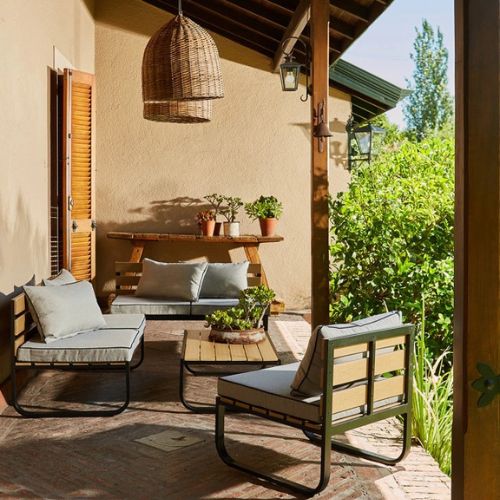 Set de exterior de 4 piezas. Incluye dos sillones de dos cuerpos, un sillón individual, mesa ratona y almohadones color gris.