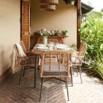 Set de exterior Nasau. Incluye 6 sillas individuales con almohadones color gris y una mesa rectangular con tapa de vidrio. 