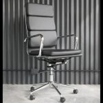 Silla de oficina aluminum soft alta con estructura cromada, asiento y respaldo acolchonado. Tapizada en ecocucuero. Tiene altura regulable y respaldo basculante. Disponible en tapizado negro y blanco. 