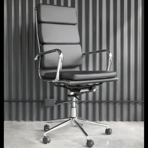 Silla de oficina aluminum soft alta con estructura cromada, asiento y respaldo acolchonado. Tapizada en ecocucuero. Tiene altura regulable y respaldo basculante. Disponible en tapizado negro y blanco. 