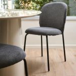 Silla Bayron Tapizada con patas de metal. Disponible en tapizado de chenille Beige-patas Baige, tapizadas gris y marron con patas negras