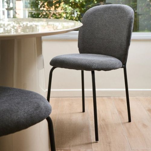 Silla Bayron Tapizada con patas de metal. Disponible en tapizado de chenille Beige-patas Baige, tapizadas gris y marron con patas negras