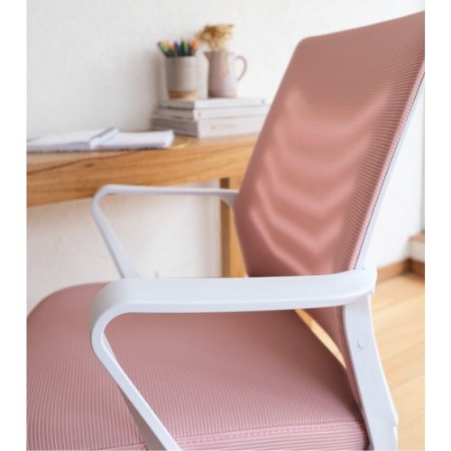 Silla de oficina blanca con tapizado rosa.