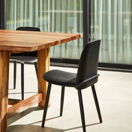 Silla nerd con asiento y respaldo de polipropileno y patas de hierro. 