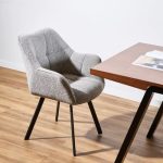 Silloncito tapizado en chenille con base de hierro negro. Disponible en tapizado gris o beige