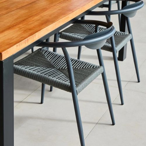 Silloncito Tasmine de estructura de aluminio y soga. Disponible en tres variantes de color: estructura gris-soga gris, estructura blanca-soga natural, estructura verde-soga